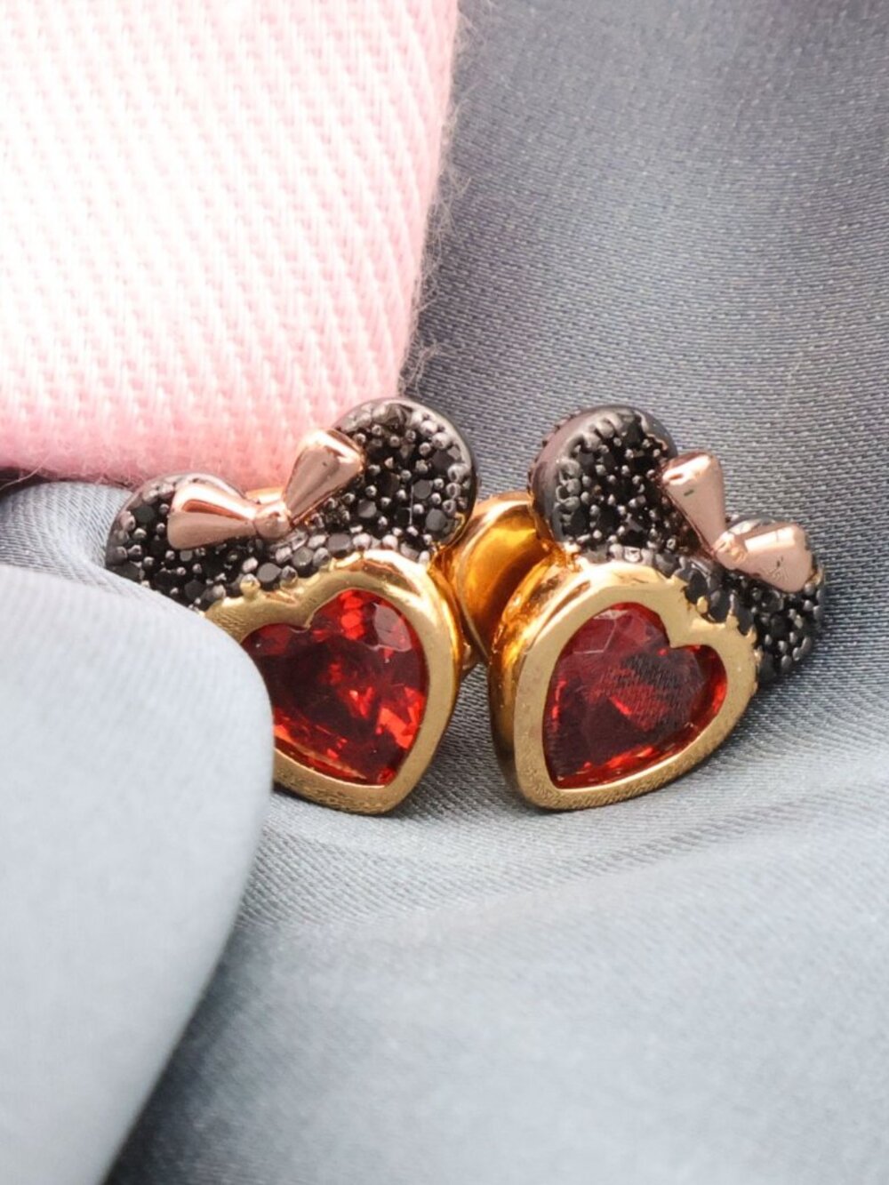 Kate Spade Disney Minnie Mouse Gold Red Earrings NEW Perfect condition - Picture 2 of 2